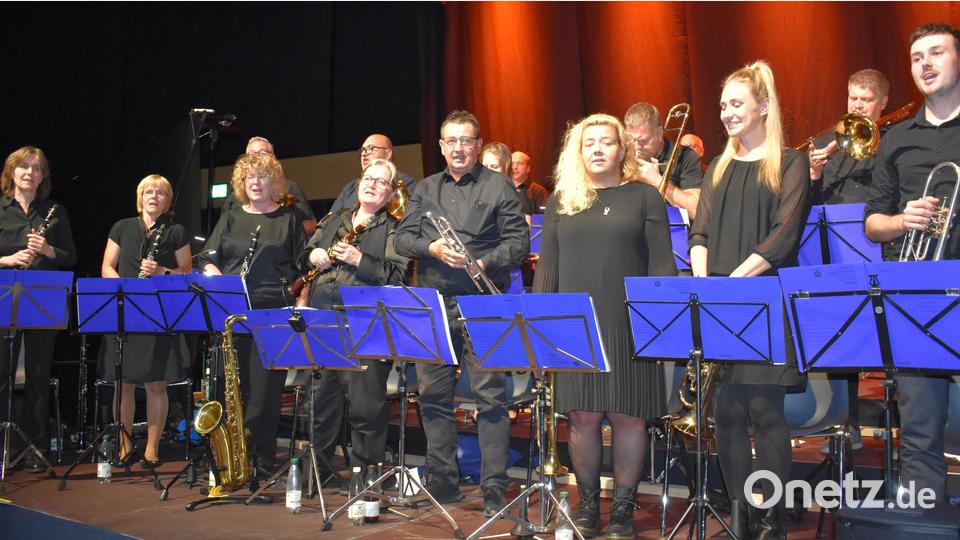 Auch die Stadtkapelle Grafenwöhr spielte beim Benefizkonzert und sang bei einem Lied sogar. Bild: Renate Gradl
