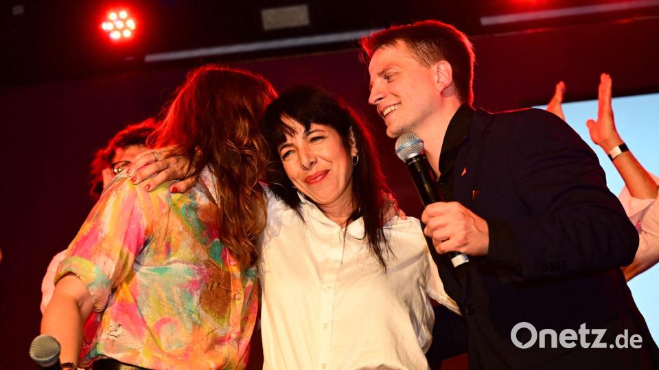 Gewinner aus Berlin: Die Linke auf der Bühne Bild: Sebastian Gollnow/dpa