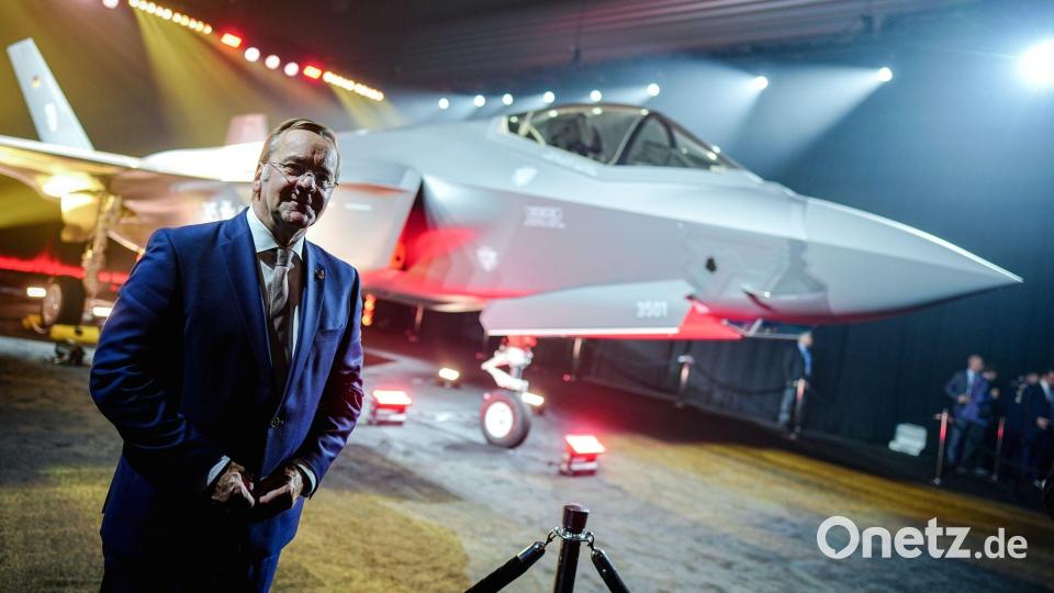 Boris Pistorius (SPD), Verteidigungsminister, steht bei der Übergabezeremonie vor dem Kampfflugzeug vom Typ F-35A der Deutschen Luftwaffe auf dem Werksgelände des US-Unternehmens Lockheed Martin in Texas. Bild: Kay Nietfeld/dpa