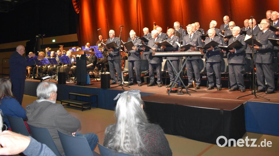 Der Männerchor der niederländischen Luftwaffe und die Stadtkapelle Grafenwöhr harmonierten auch zusammen hervorragend. Bild: Renate Gradl