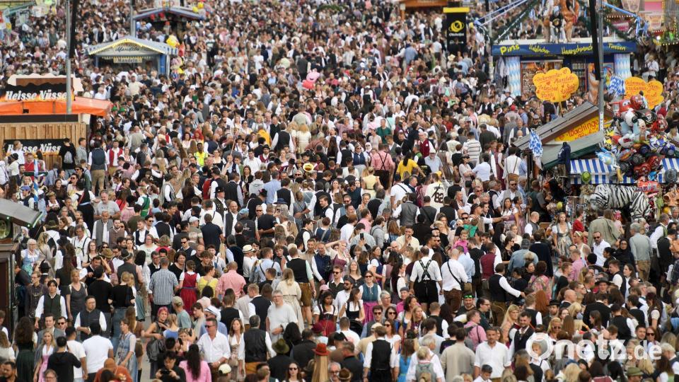Mit einer Million Menschen rechnet die Festleitung am ersten Wochenende. Bild: Felix Hörhager/dpa