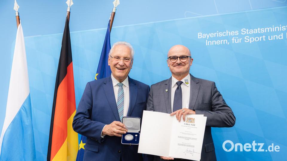 Maximilian Beer, Erster Bürgermeister der Marktgemeinde Schwarzhofen, freute sich über die Auszeichnung von Joachim Herrmann. Bild: Giulia Iannicelli
