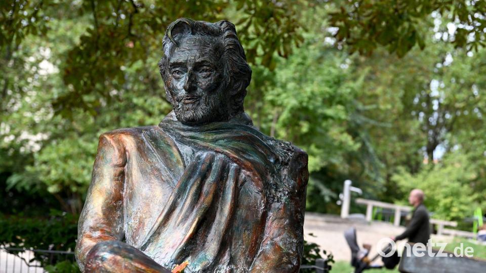 Seit einigen Jahren erinnert eine Bronzestatue an den berühmten Münchner Filmemacher Helmut Dietl. (Archivbild) Bild: Stefan Puchner/dpa