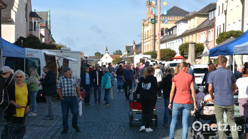Am Donnerstag war wieder Wochenmarkt in der Kemnather Innenstadt, das Wetter spielte auch mit und lockte viele Besucher an. Bild: Josef Rosner