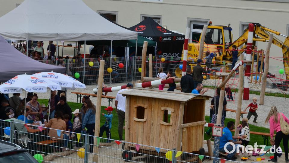 Als der Spielplatz vor dem Bahnhof seine Einweihung bekam, war die ganze Dorfbevölkerung von Freihöls auf den Beinen. Vier Stunden lang wurde ein Fest inszeniert, das die Freude über das verwirklichte Projekt und den Zusammenhalt der Bewohner in sich vereinigte. Bild: Wolfgang Houschka