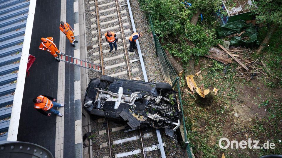 Abgestürzt: Nach einem tödlichen Unfall liegt ein Auto auf den Schienen einer S-Bahnstrecke in Berlin. Bild: Annette Riedl/dpa