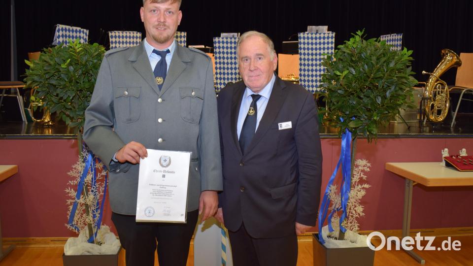 Zur Erinnerung und zum Dank für die geleistete Arbeit überreichte der BSB Bezirksvorsitzende Horst Embacher (rechts) eine Ehrenurkunde an Marcel Meier )links) den Vorsitzenden der SKK Nabburg. Bild: Richard Braun