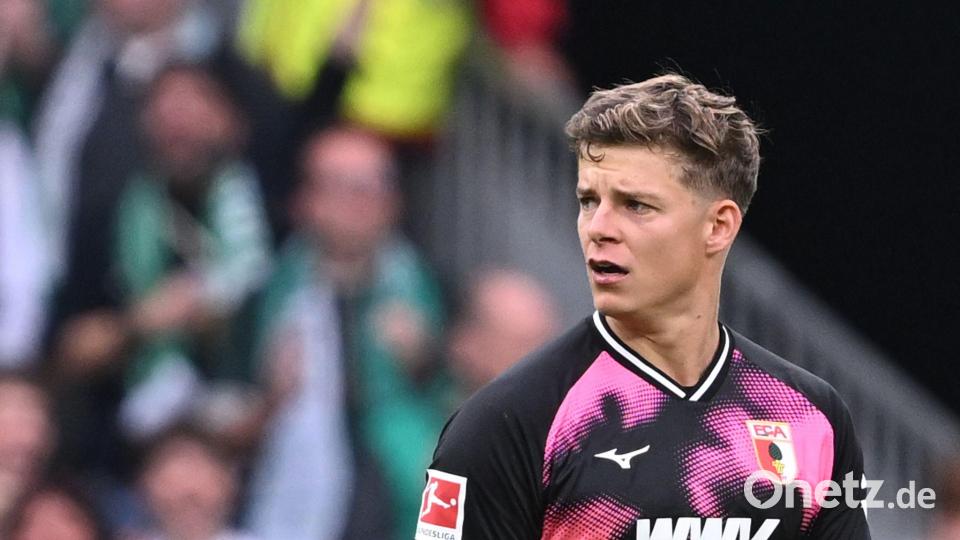 Frustriert: Augsburgs Torwart Finn Dahmen nach der 2:3-Niederlage in Bremen. Bild: David Inderlied/dpa