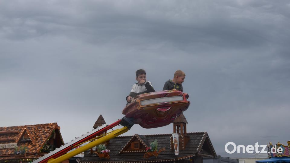 In der Luft über dem Volksfest schweben konnten die Kinder in ihren kleinen Fliegern. Bild: Ernst Frischholz