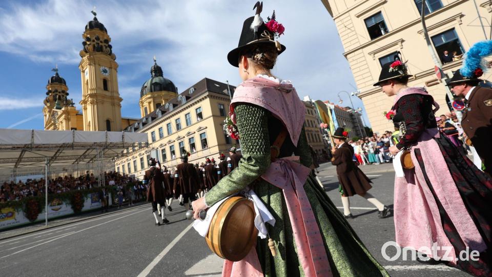 9.000 Trachtler ziehen durch die Stadt zum Festgelände. Bild: Karl-Josef Hildenbrand/dpa