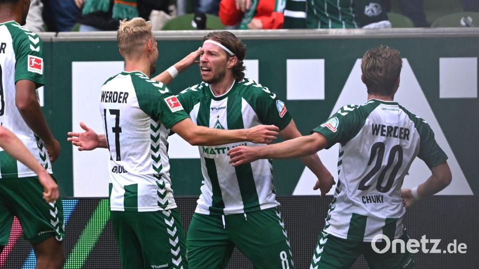 Mitchell Weiser von Werder Bremen (M) jubelt nach seinem Tor zum 3:2 gegen den FC Augsburg. Bild: David Inderlied/dpa