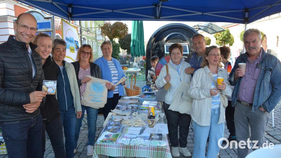 Stark vertreten waren die Landfrauen des Bayerischen Bauernverbandes, mit Kreisbäuerin Irmgard Zintl (5. von links), mit ihrem Team, sowie Kreis- und Bezirksobmann Eli Eibisch (links). Bild: Josef Rosner