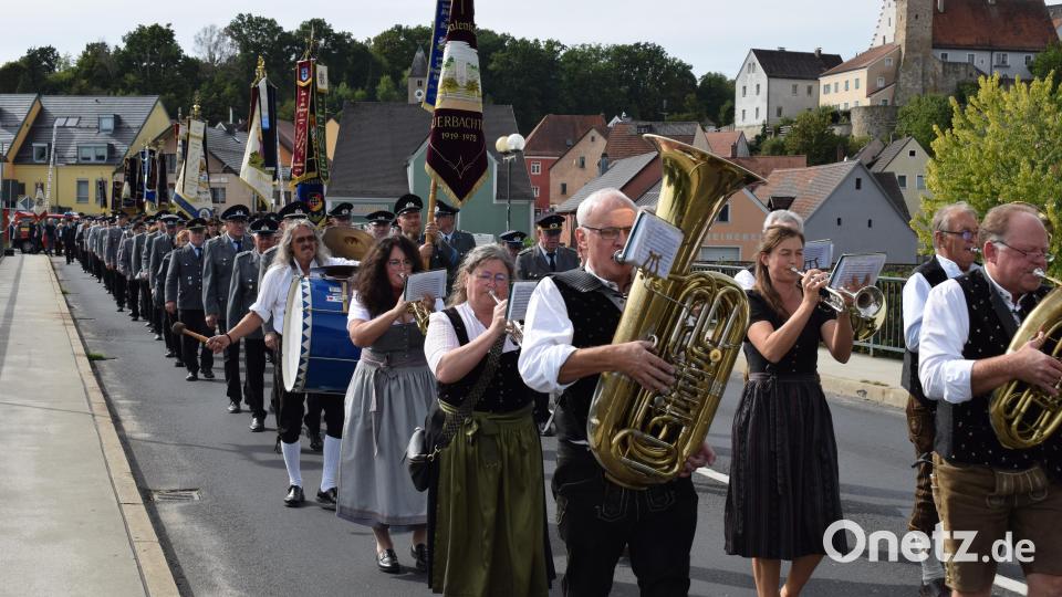 27 Gastvereine begleiteten die SKK Nabburg beim Kirchenzug zum 150-jährigen Gründungsjubiläum. Die Musikkapelle "Naabtalecho" gab den Takt vor. Bild: Richard Braun