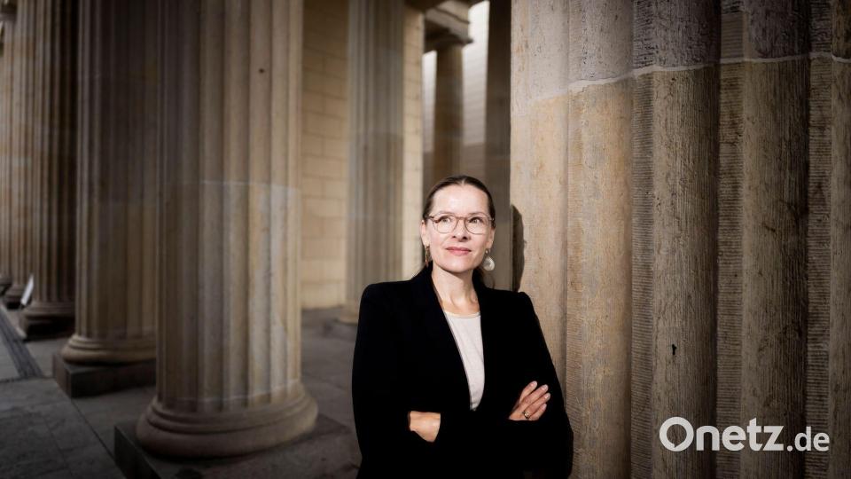 Die Historikerin bietet auch Führungen an. Bild: Christoph Soeder/dpa