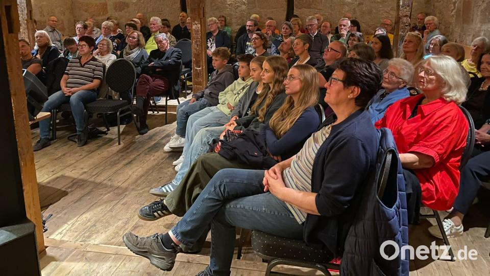 Zahlreiche Zuhörer lauschen dem Konzert von „Café Klaus“ bei der Eröffnung des Herbstprogramms des Kulturkreises Pressath auf der historischen Vest’n. Bild: Eckhard Bodner