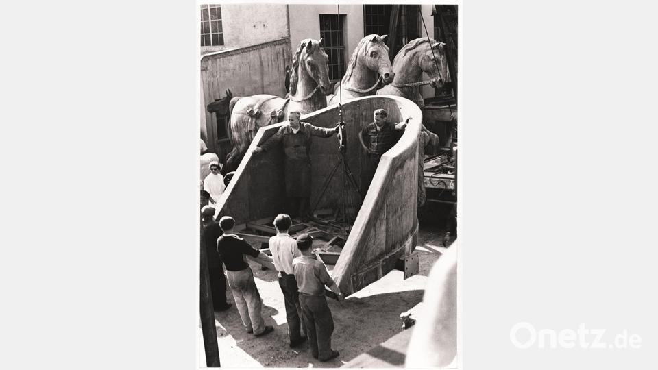 Die Gießerei Noack aus West-Berlin erhielt den Auftrag, die Quadriga 1958 für das Brandenburger Tor zu rekonstruieren. Bild: Heinz Köster/Bildgiesserei Hermann Noack/dpa