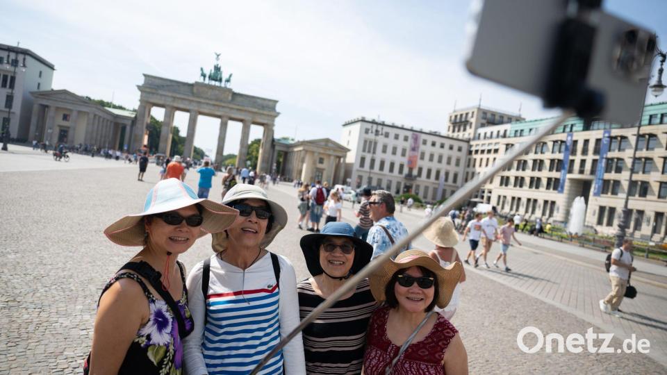Das Brandenburger Tor ist einer der beliebtesten Selfie-Hintergründe in der Hauptstadt. Bild: Sebastian Gollnow/dpa