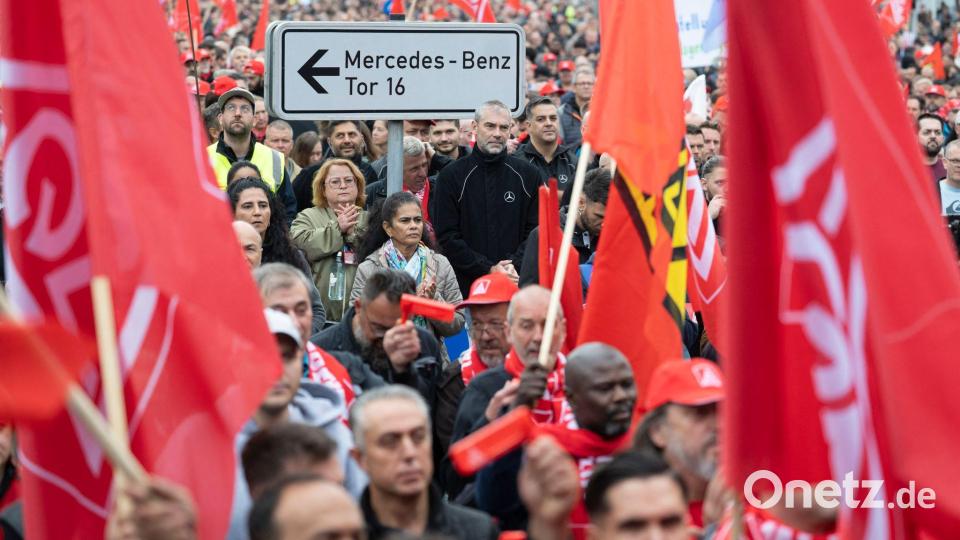 Allein am Mercedes-Werk in Sindelfingen protestierten rund 20.000 Beschäftigte. Bild: Marijan Murat/dpa