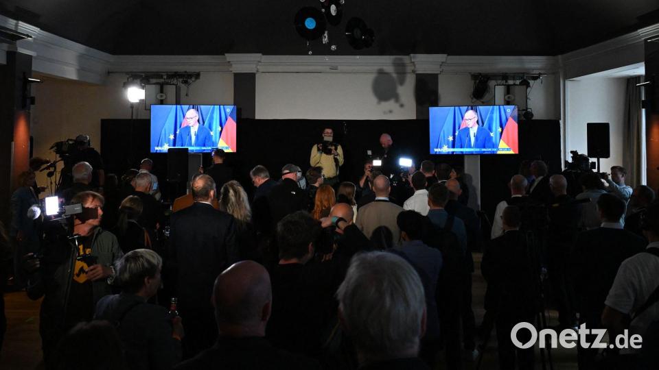 Auch CDU-Anhänger in Mecklenburg-Vorpommern verfolgten Merz' Wortmeldung am Wahlabend. Bild: Daniel Bockwoldt/dpa