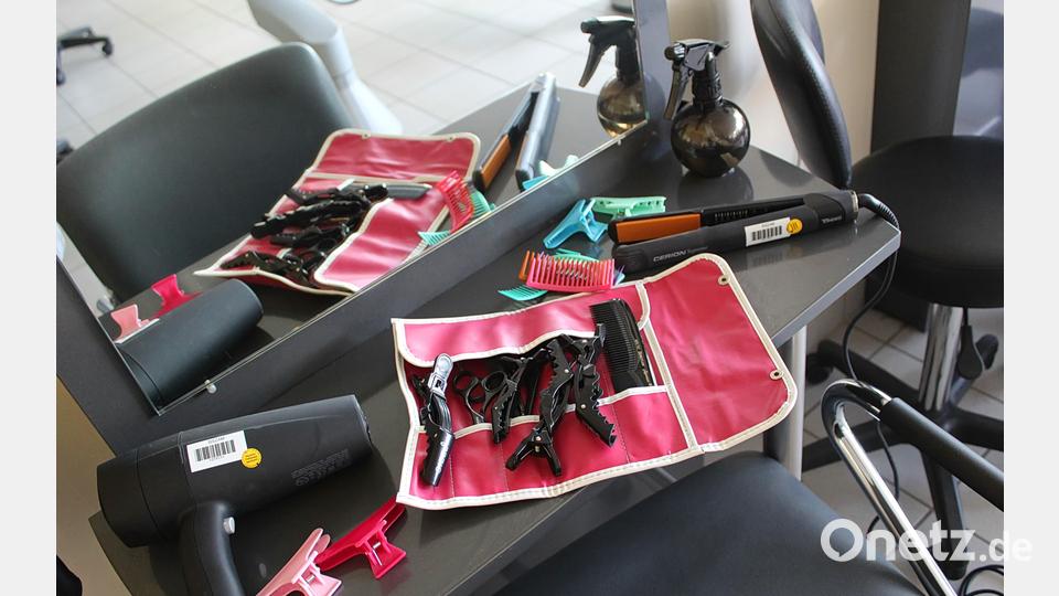 Terminkalender prüfen, Farben mischen und auftragen, Haare schneiden und stylen, Kunden beraten. Der Arbeitsalltag von Sara ist abwechslungsreich und so, wie sie ihn sich vorgestellt hat. Bild: Evi Wagner