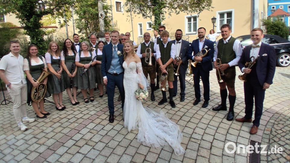 Anna und Noah Käs wurden nach ihrer kirchlichen Trauung in Luhe von der Pirker Blechmusi empfangen. Bild: Privat