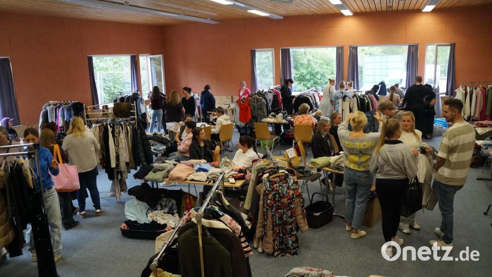 Beim Mädchenflohmarkt herrschte Andrang im Mehrgenerationentreff. Bild: Elfriede Weiß