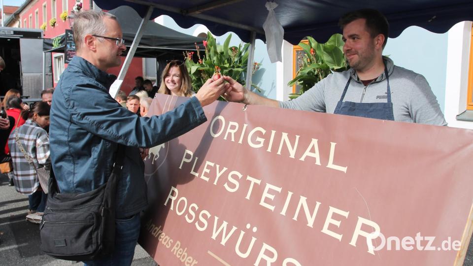 Eine "Original Pleysteiner Rosswurst" darf beim kulinarischen Angebot nicht fehlen. Bild: Josef Pilfusek