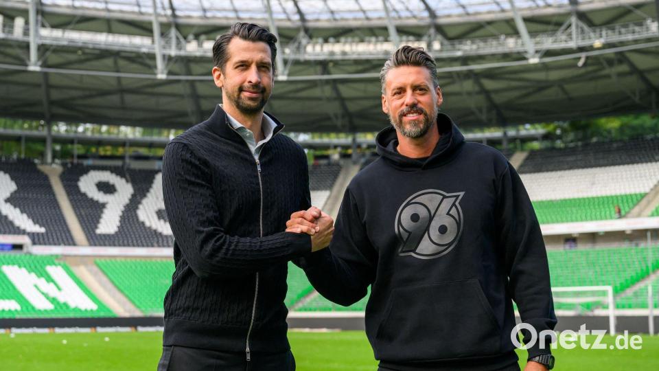 Sport-Geschäftsführer Jonas Boldt (l) und der neue Trainer Sandro Wagner bei Hannover 96. Bild: Swen Pförtner/dpa