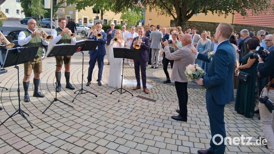 Die Braut Anna Käs überraschte die Gratulanten und ihren Ehemann Noah mit ihrer spontanen musikalischen Darbietung. Bild: Privat