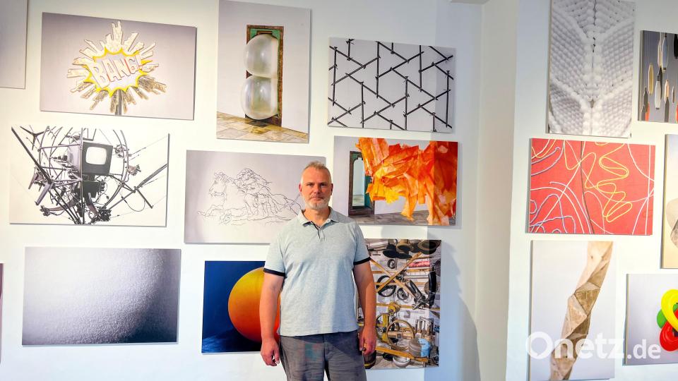 Marcus Rebmann vor Werken seiner aktuellen Ausstellung im Luftmuseum. Bild: Wilhelm Koch