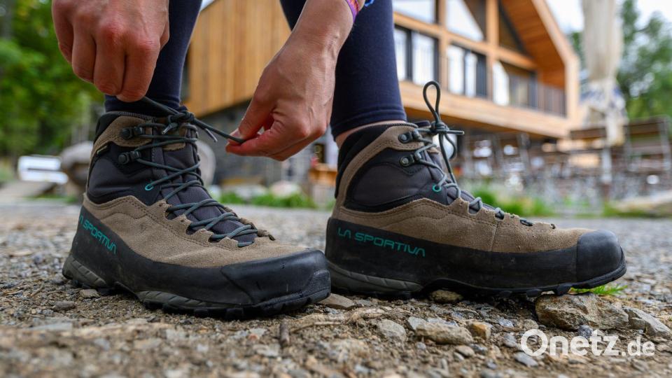 Eine Frau schnürt ihre Wanderschuhe. Deutschland gilt mit seinen vielfältigen Landschaften und Regionen als Wanderland. Bild: Hendrik Schmidt/dpa