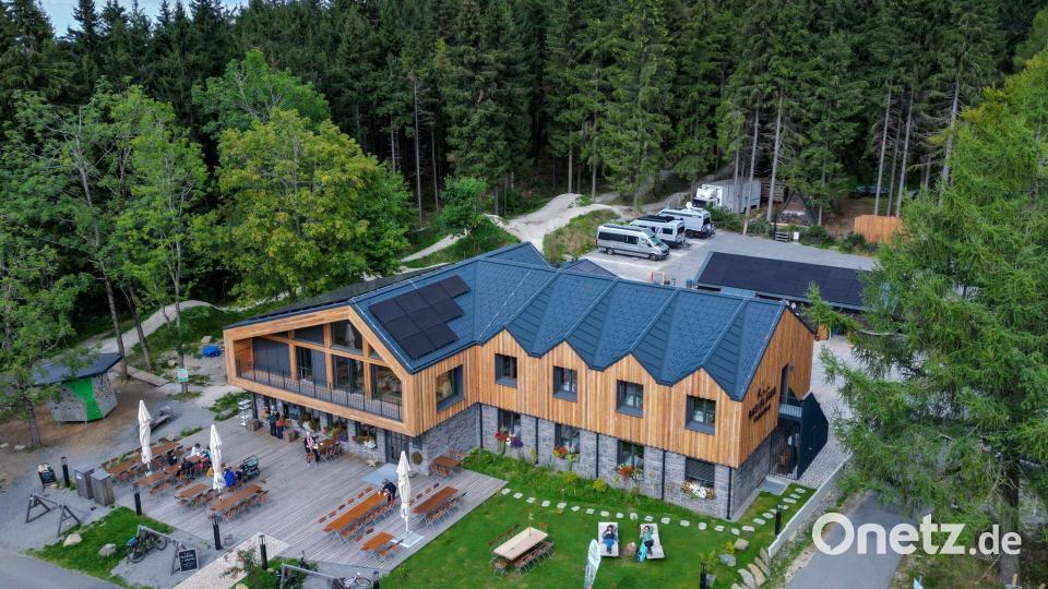 Im Frühjahr 2025 eröffnet, nimmt das Naturhotel „Basislager Fichtelberg“ vor allem Aktivtouristen wie Wanderer und Mountainbiker in den Blick. Bild: Hendrik Schmidt/dpa