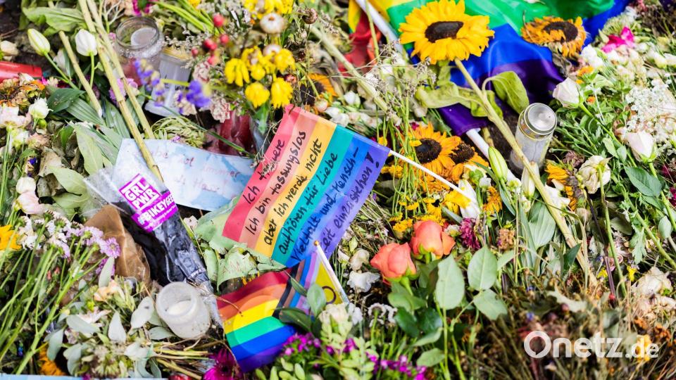 Blumen und Kerzen erinnern an den Terroranschlag im Berliner Tiergarten. (Archivbild) Bild: Christoph Soeder/dpa