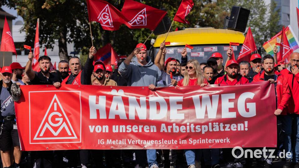 Beschäftigte demonstrieren im Rahmen des bundesweiten Automobil-Aktionstags der IG Metall in Düsseldorf. Bild: Rolf Vennenbernd/dpa