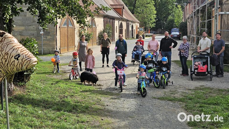 Auch mit dem Laufrad oder dem Kinderwagen waren die Teilnehmer aktiv dabei. Bild: Anne Blindert