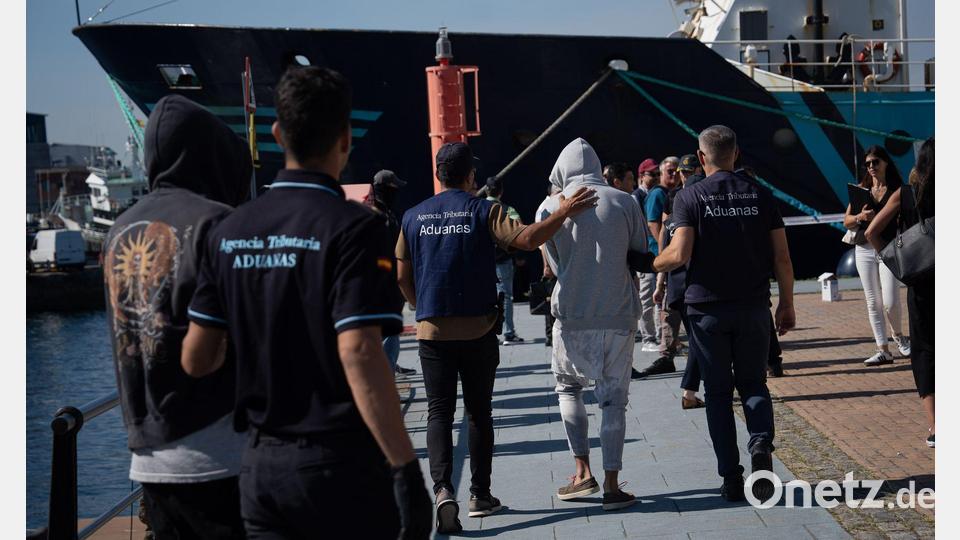 Die vier Besatzungsmitglieder der Segeljacht mit 2,1 Tonnen Kokain an Bord wurden festgenommen. Es handelt sich um je einen Argentinier, einen Uruguayer, einen Kolumbianer und einen Albaner. Bild: Adrián Irago/EUROPA PRESS/dpa