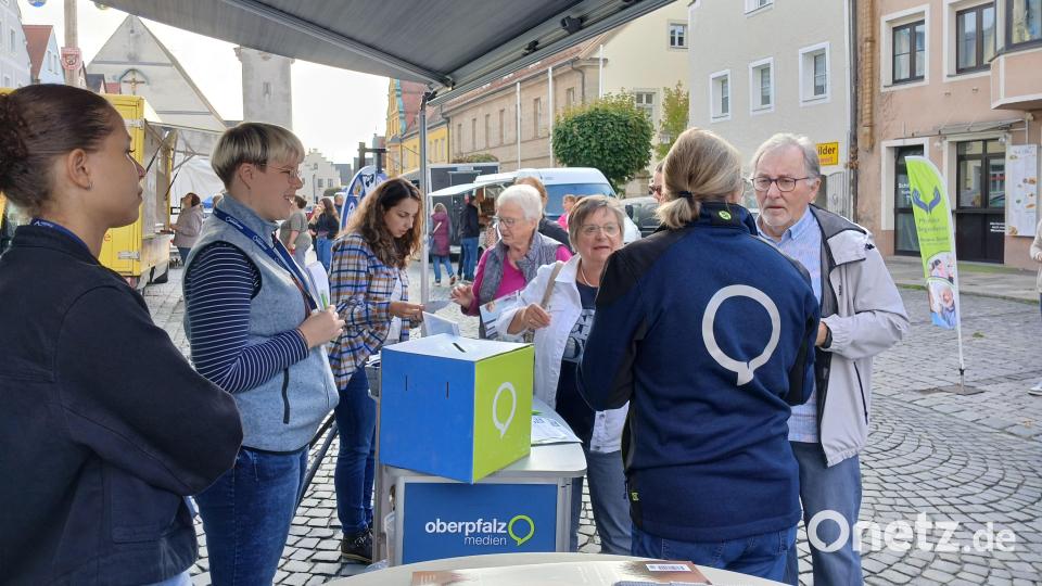 Viele Leser nutzten bei "Redaktion on Tour" am Wochenmarkt in Kemnath die Chance, Mitarbeiter von Oberpfalz-Medien zu treffen und ihre Wünsche, Kritik und Anregungen zu äußern. Bild: szl
