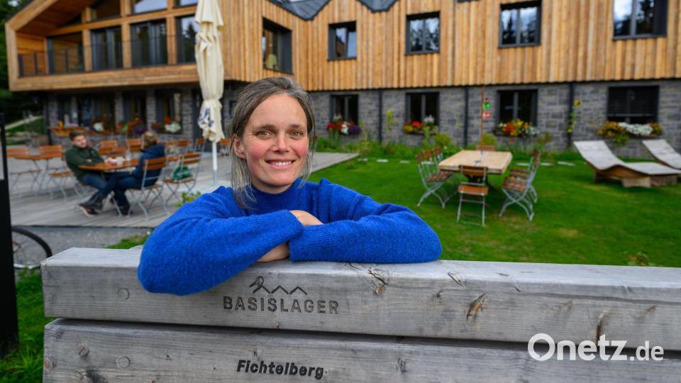 Natascha Heinrich führt das Hotel „Basislager Fichtelberg“ in Oberwiesenthal. Die Region präsentiert sich diese Tage als Mekka für Wanderer. Bild: Hendrik Schmidt/dpa