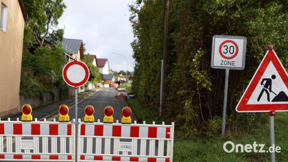 Die Marktredwitzer Straße ist auf einer Länge von 155 Metern für den gesamten Verkehr gesperrt. Schulbusse müssen einen kleinen Umweg nehmen. Bild: Bernhard Kreuzer
