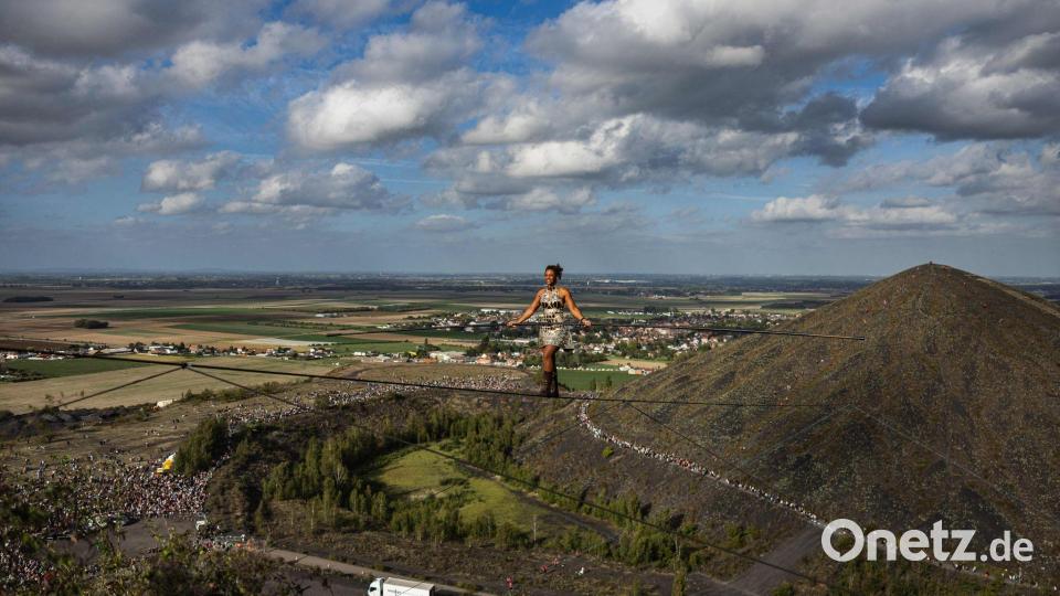 Die Artistin Tatiana-Mosio Bongonga balancierte zwischen zwei Hügeln, die zu einem UNESCO-Welterbe-Gebiet gehören. Bild: Sameer Al-Doumy/AFP/dpa