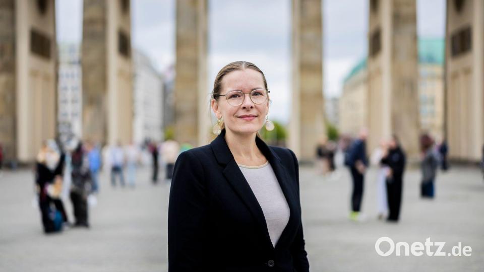 Zitha Elevi wünscht sich, dass das Brandenburger Tor einem Museum zugeordnet wird. Bild: Christoph Soeder/dpa