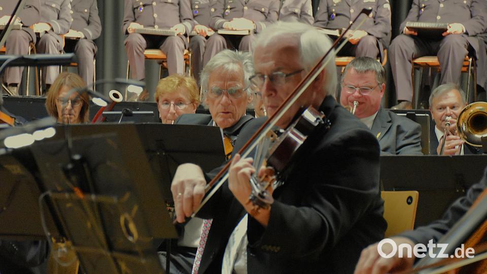 Die Mitglieder des Symphonieorchesters im Stiftland brillierten wieder mit hochkonzentrierter Darbietung konzertaner Musik von berühmten Komponisten. Bild: Ulla Britta Baumer