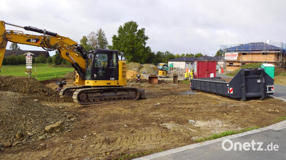 Kräftig gearbeitet wird im neuen Bau-gebiet. Zwei Fertighäuser werden in den nächsten Tagen aufgestellt. Bild: Bernhard Kreuzer