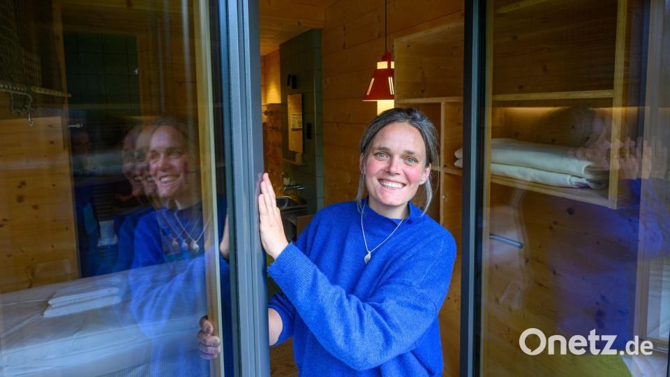 In ihrem Hotel am Fichtelberg setzt Natascha Heinrich auf viel Service für Wanderer und andere Aktivtouristen. Bild: Hendrik Schmidt/dpa