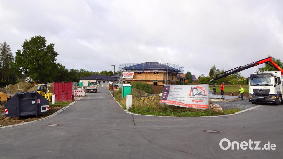 Kräftig gearbeitet wird im neuen Baugebiet. Zwei Fertighäuser werden in den nächsten Tagen aufgestellt. Bild: Bernhard Kreuzer