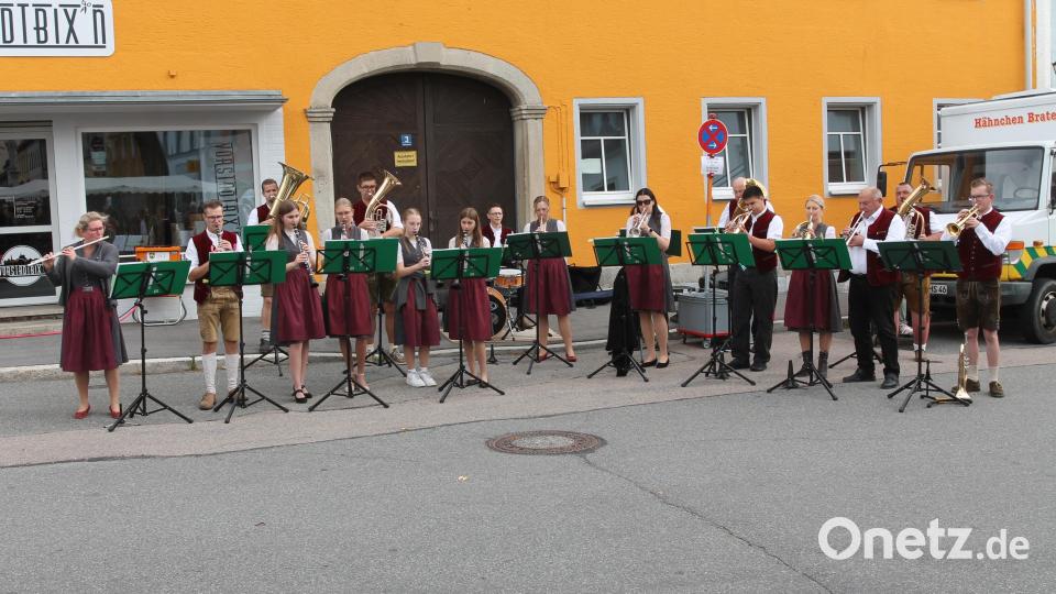 Viel Beifall gibt es auch für den Auftritt der Stadtkapelle Pleystein. Bild: Josef Pilfusek