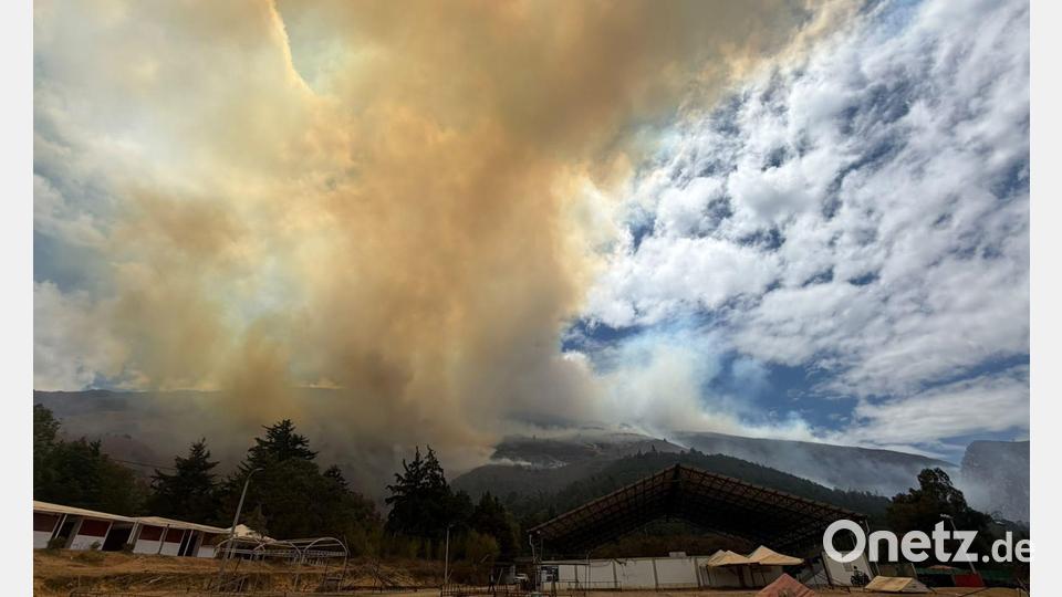Ein großer Waldbrand hat sich nahe dem Touristenort ausgebreitet. Bild: colprensa / Akt. Bifu/Colprensa/dpa
