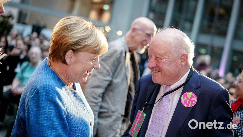 Angela Merkel (CDU), ehemalige Bundeskanzlerin, spricht bei der Ausstellungseröffnung „Kokoschkas Adenauer. Warhols Brandt.“ im Marie-Elisabeth-Lüders-Haus mit Konrad Adenauer (CDU), Enkel des ersten Bundeskanzlers der Bundesrepublik Deutschland. Bild: Kay Nietfeld/dpa