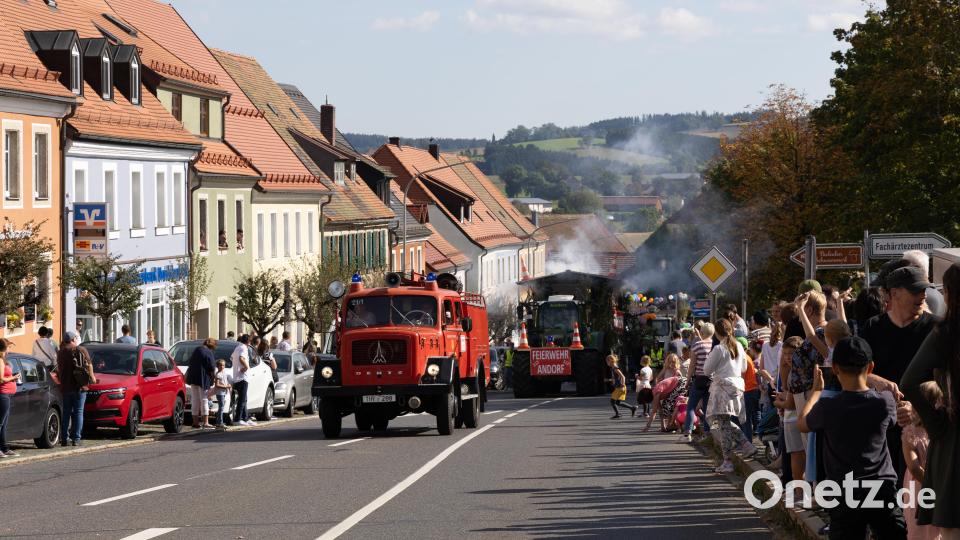 Der Kirwazug dürfte wieder ein Höhepunkt zur Kirchweih in Erbendorf sein. Archivbild: Roland Wellenhoefer