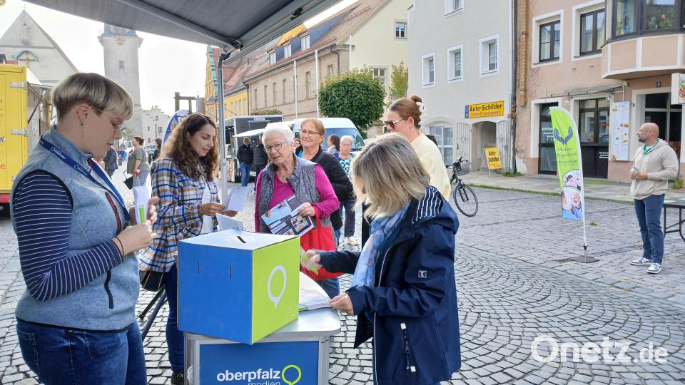 Austausch, Glücksrad und Eis: Großer Andrang herrschte bei "Redaktion on Tour" in Kemnath. Bild: szl